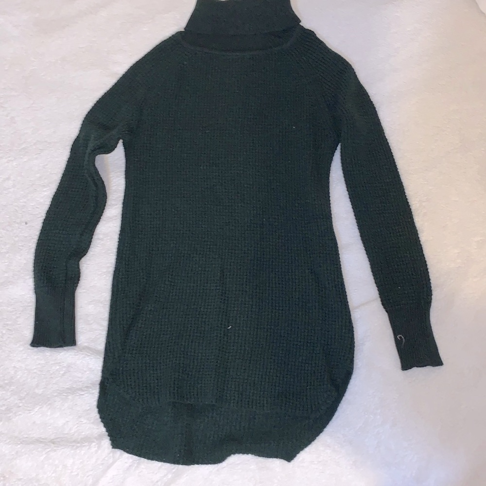 Medium forest green turtleneck